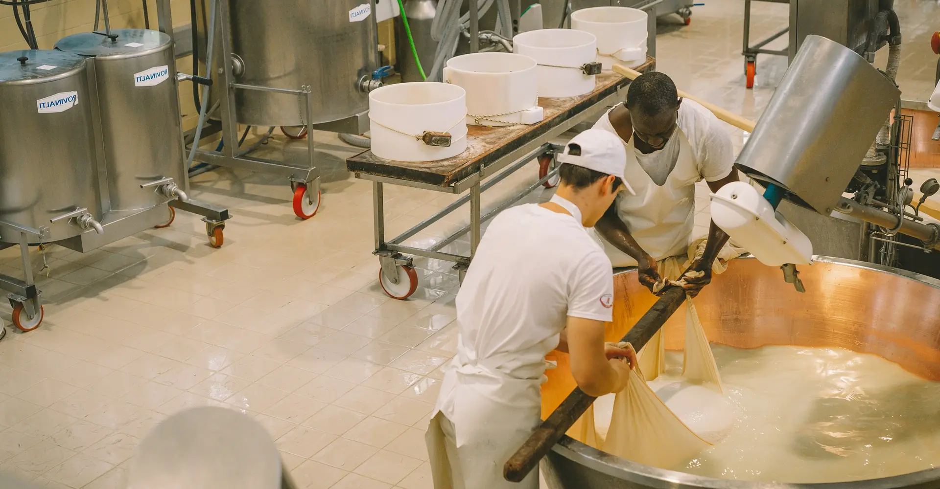 Служители в предпазно облекло в цех за млечни продукти